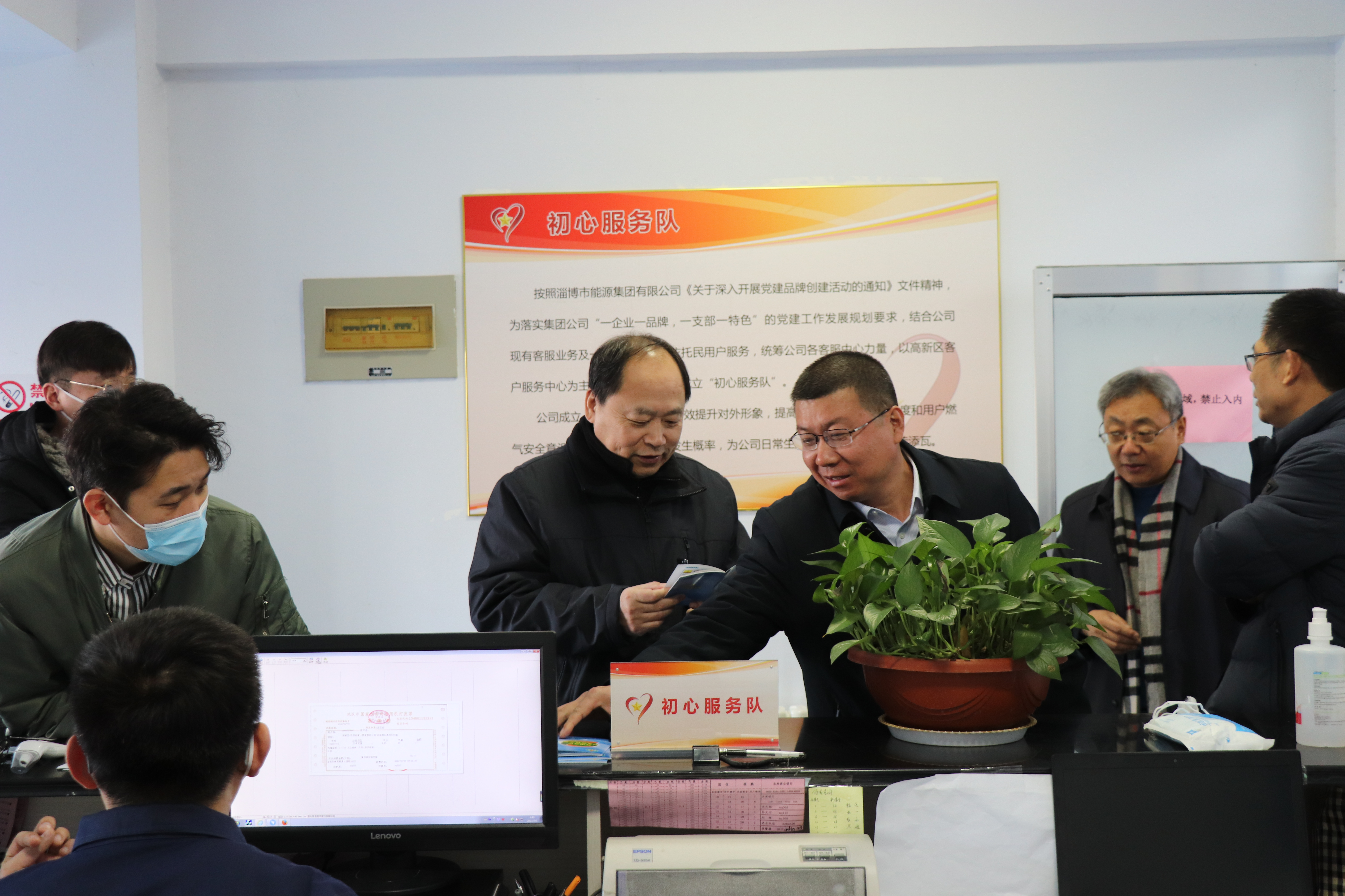 市能源集團汪德剛一行春節假期看望慰問堅守崗位員工(圖2)